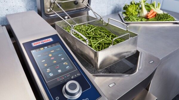 ivario-pro-2-s-unit-load-autolift-boiling-green-beans-rational-115954-fix1280x720